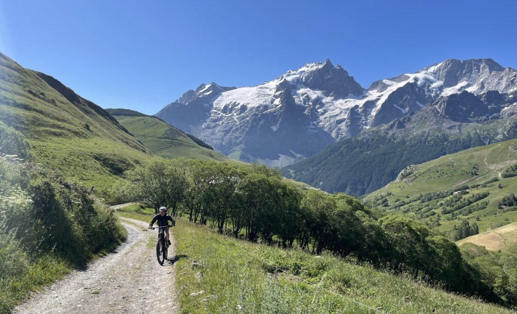 Tour du plateau d'Emparis au départ du Chazelet