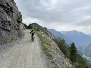 Montée par la piste vers le Col du Solude et Villard-Reymond